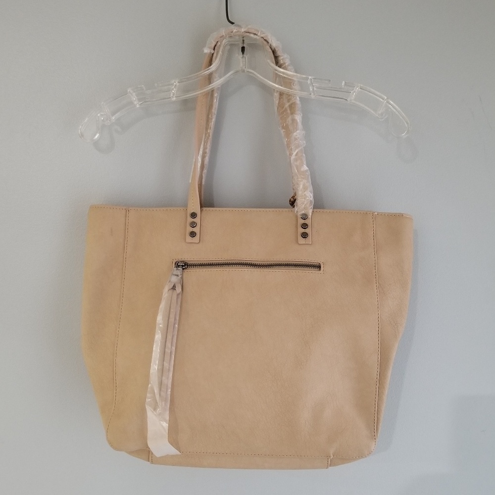💥NEW💥🌷HP🌷Steven Tote Bag in Tan with Tassel - Picture 3 of 6